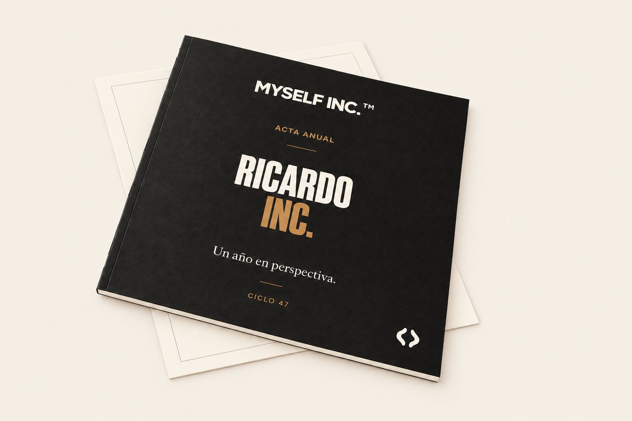 Presentación editorial del acta de Ricardo Inc., con encuadernación fina, cubierta negra y páginas color marfil